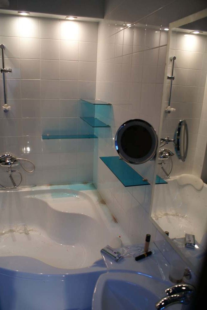  полки настенные стекло цветное голубое --в ванной